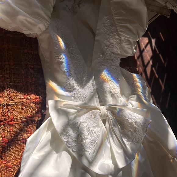 Vintage wedding dress with long train - Picture 2 of 11